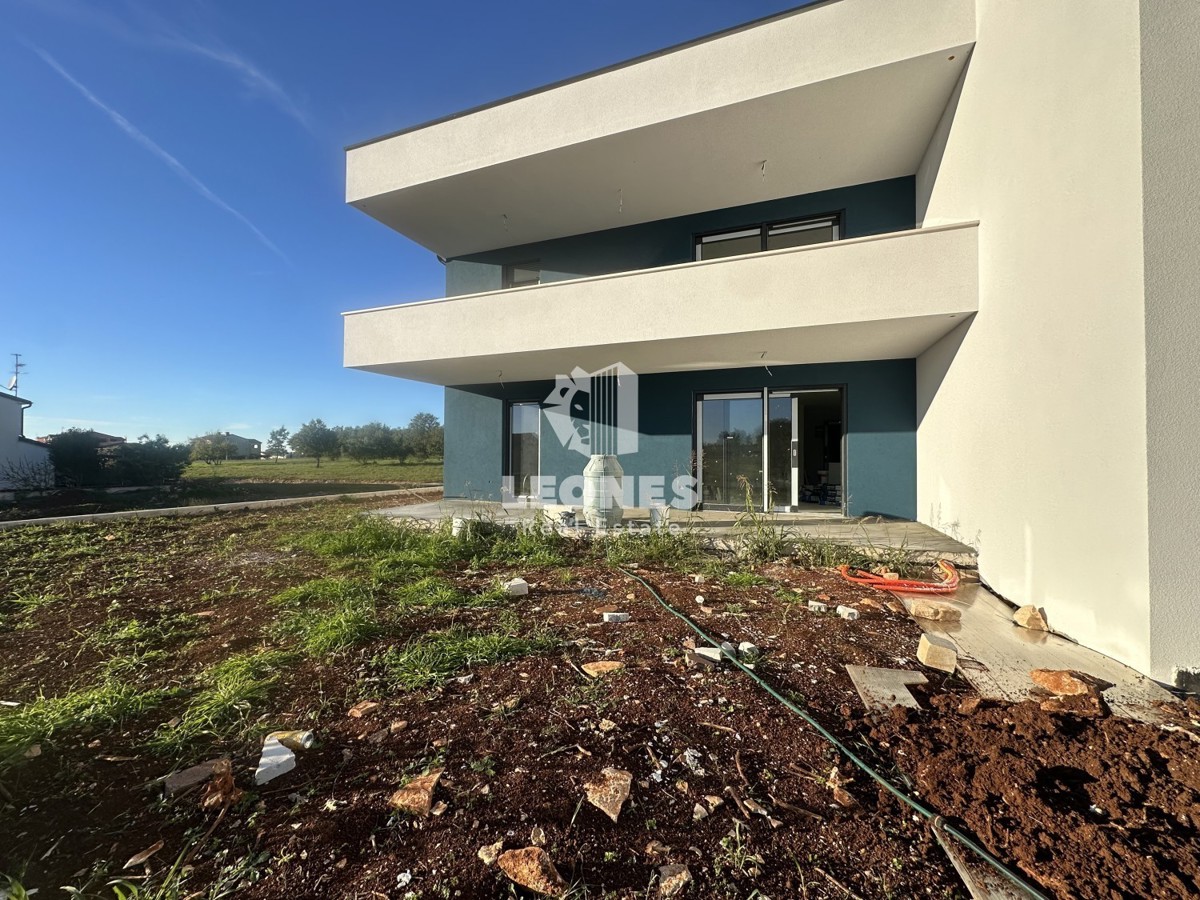 Novozgrajeno stanovanje z dvoriščem in veliko pokrito teraso v Novigradu