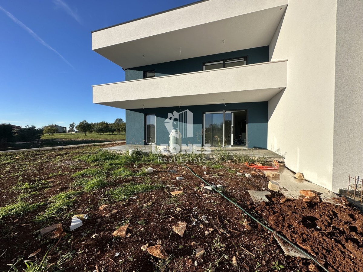 Novozgrajeno stanovanje z dvoriščem in veliko pokrito teraso v Novigradu