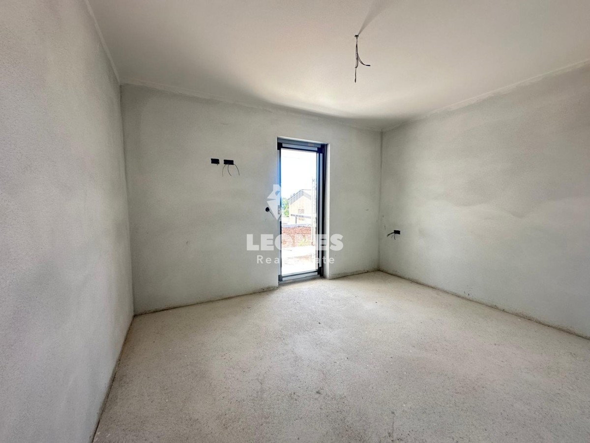 Novozgrajeno stanovanje z dvoriščem in veliko pokrito teraso v Novigradu