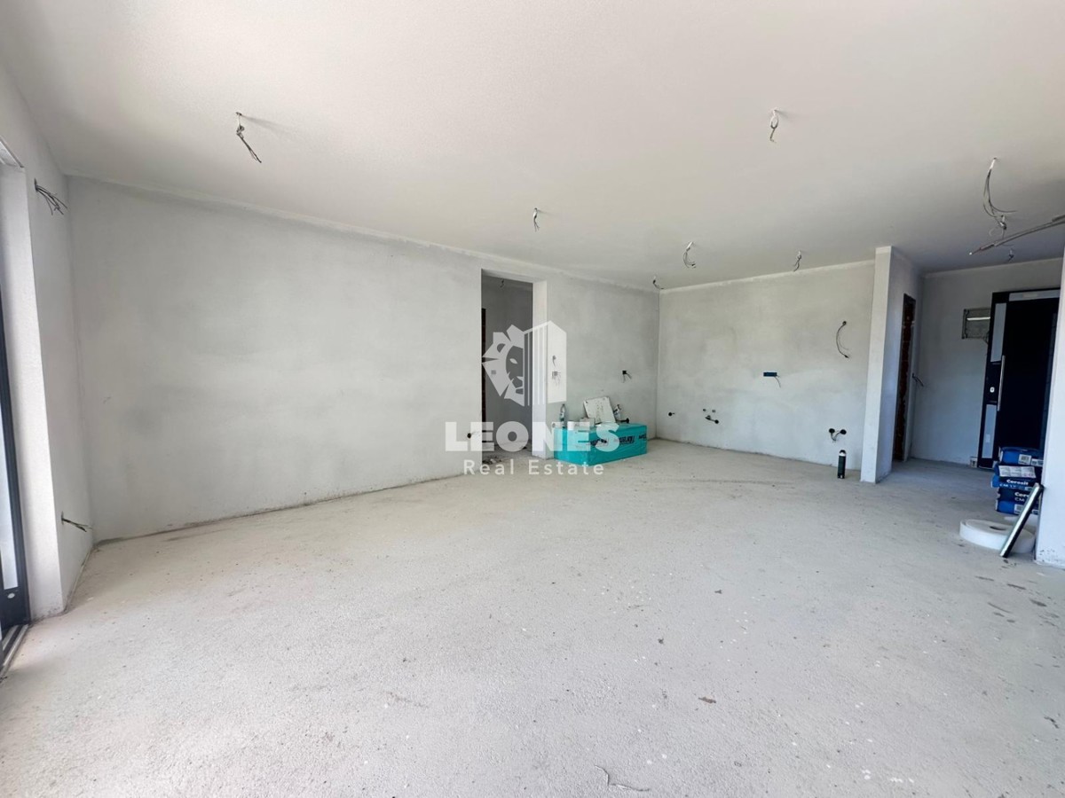 Novozgrajeno stanovanje z dvoriščem in veliko pokrito teraso v Novigradu