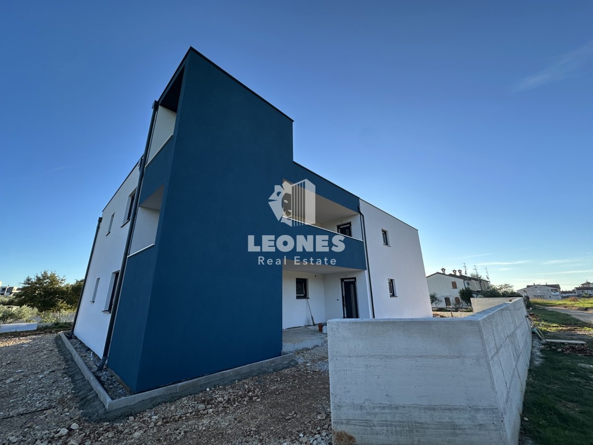 Novozgrajeno stanovanje z dvoriščem in veliko pokrito teraso v Novigradu