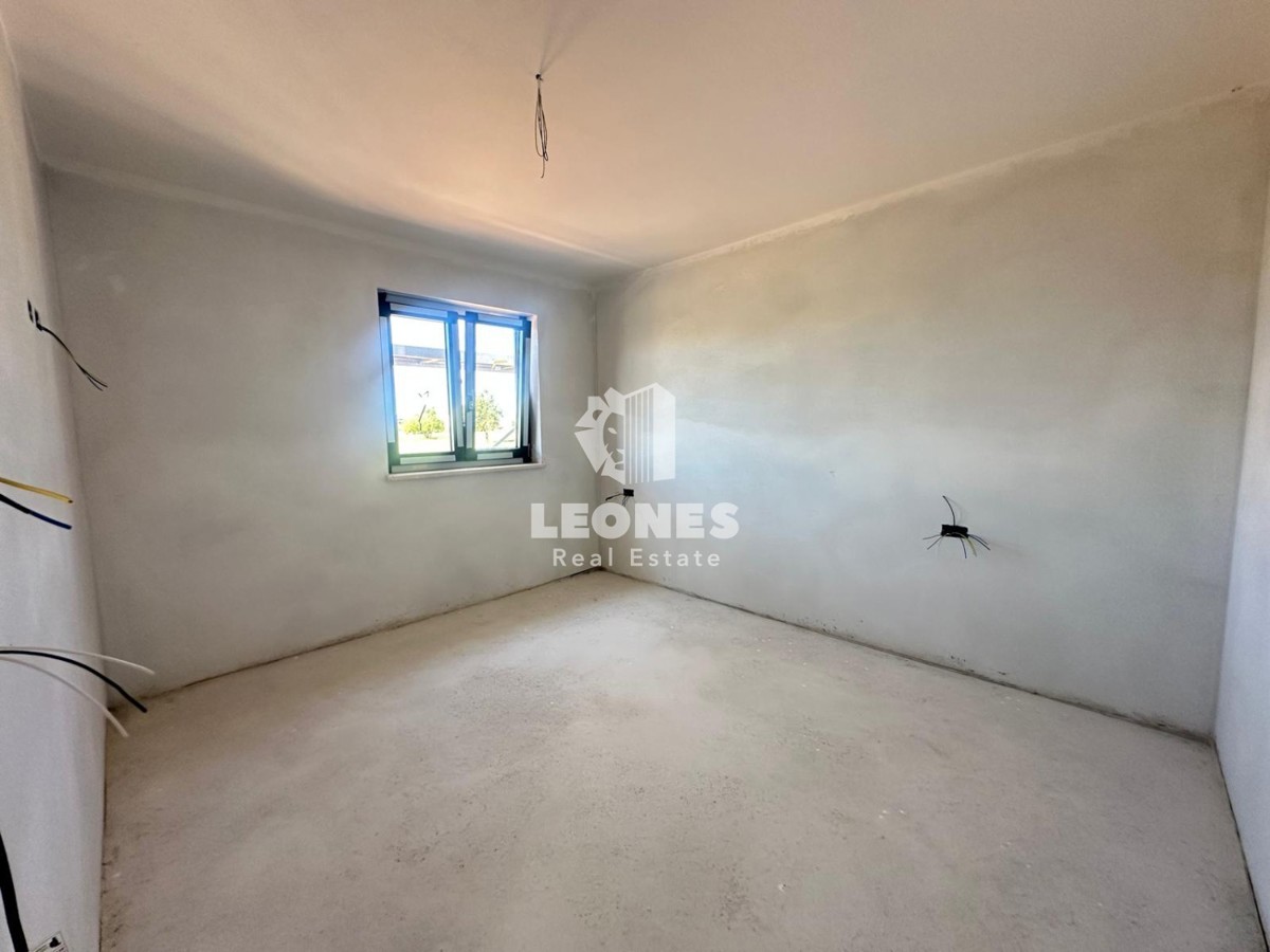 Novozgrajeno stanovanje z dvoriščem in veliko pokrito teraso v Novigradu