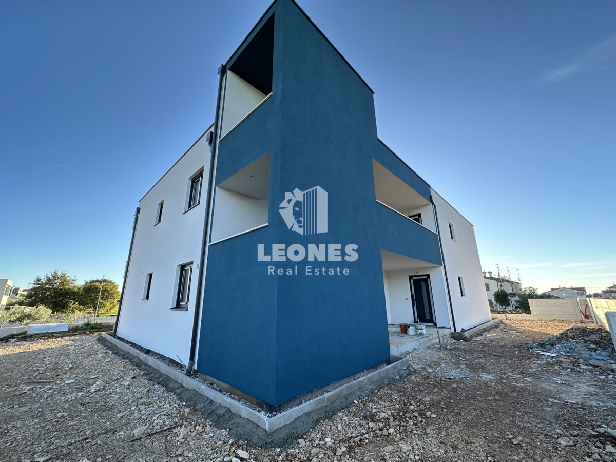 Novozgrajeno stanovanje z dvoriščem in veliko pokrito teraso v Novigradu