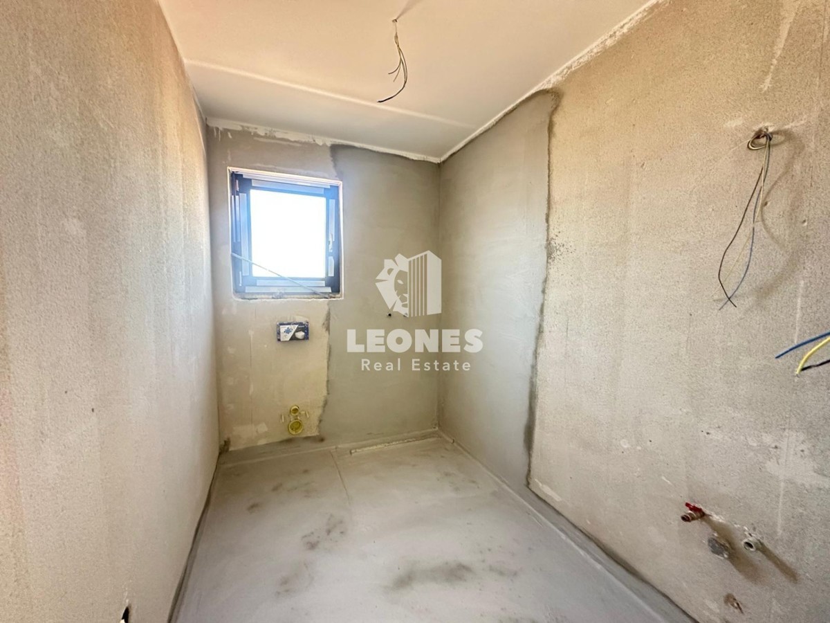 Novozgrajeno stanovanje z dvoriščem in veliko pokrito teraso v Novigradu