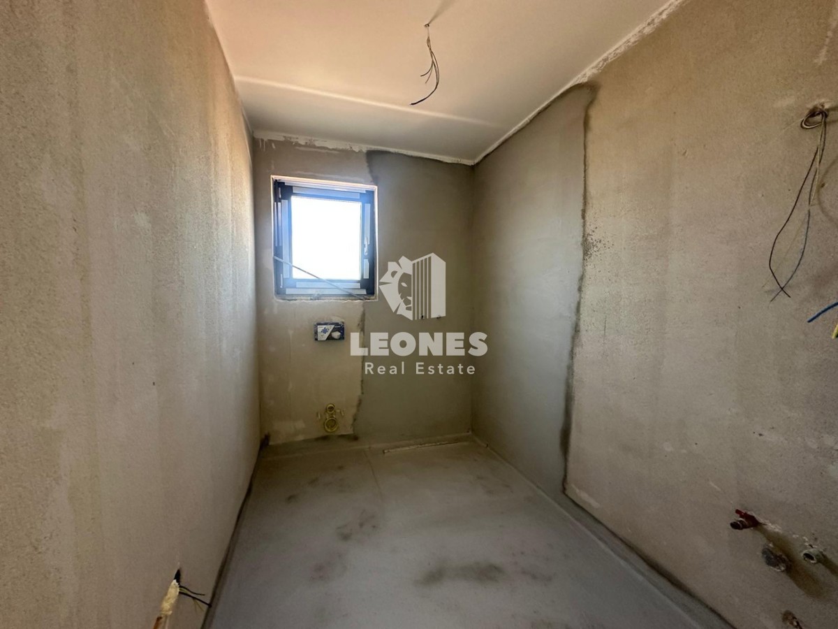 Novozgrajeno stanovanje z dvoriščem in veliko pokrito teraso v Novigradu