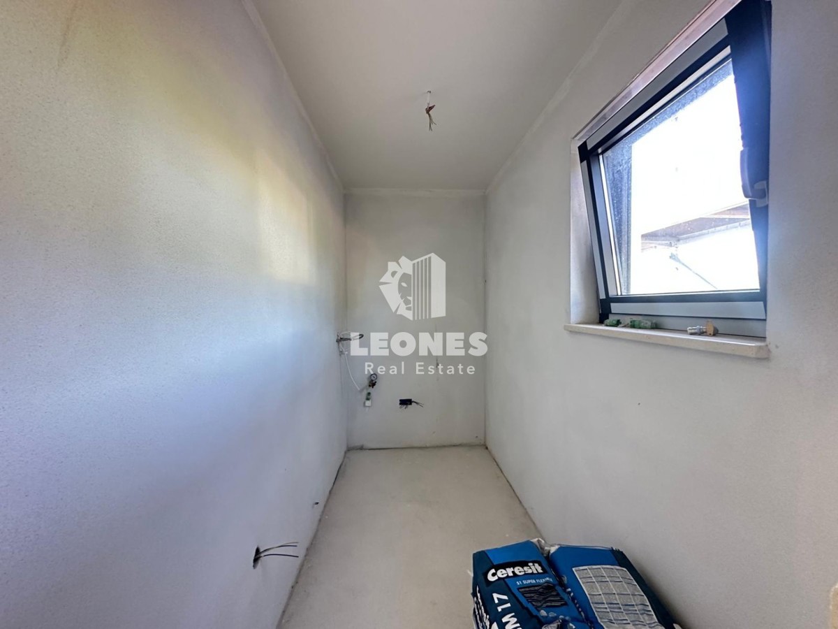 Novozgrajeno stanovanje z dvoriščem in veliko pokrito teraso v Novigradu