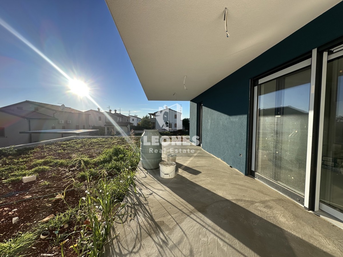 Novozgrajeno stanovanje z dvoriščem in veliko pokrito teraso v Novigradu