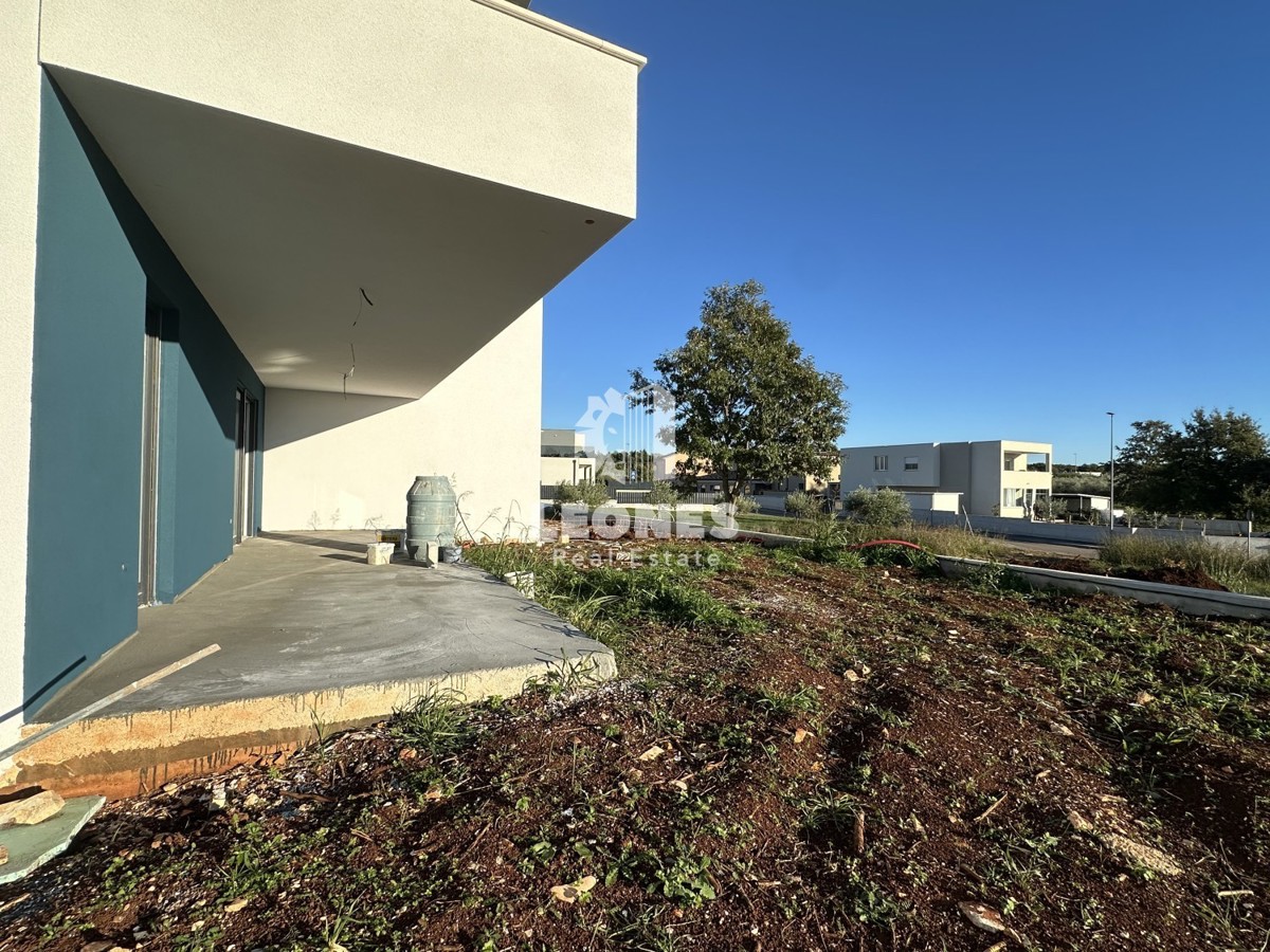 Novozgrajeno stanovanje z dvoriščem in veliko pokrito teraso v Novigradu