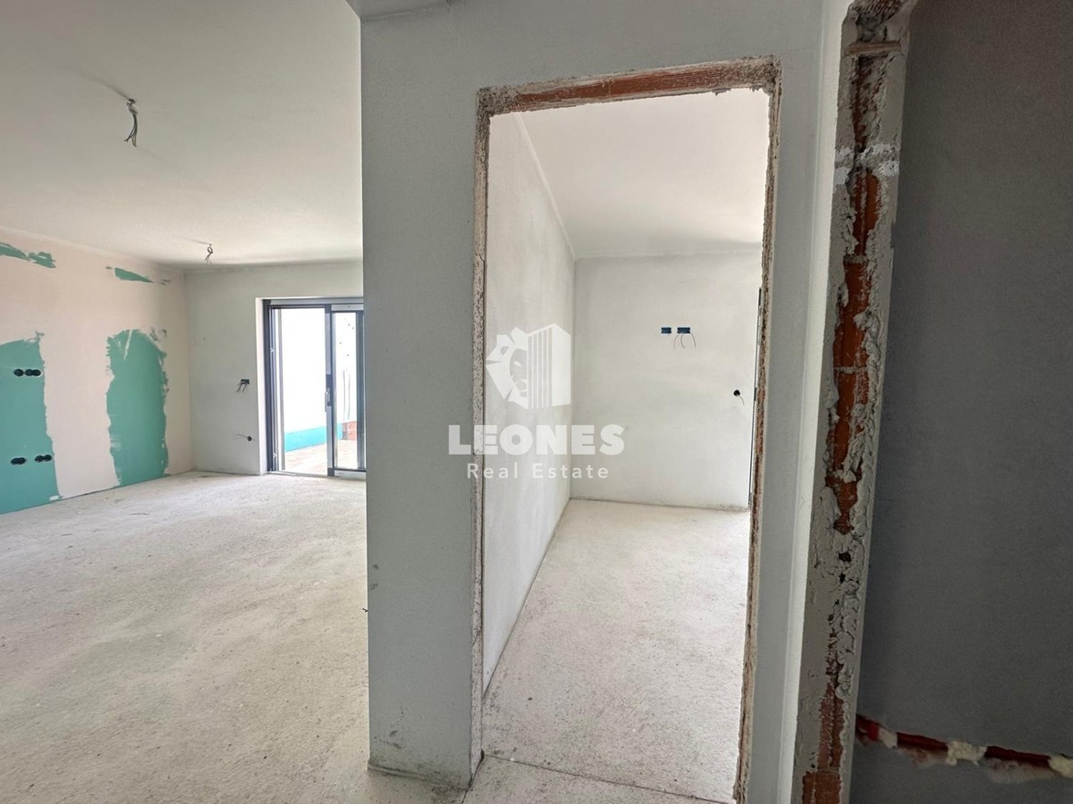 Novozgrajeno stanovanje z dvoriščem in veliko pokrito teraso v Novigradu