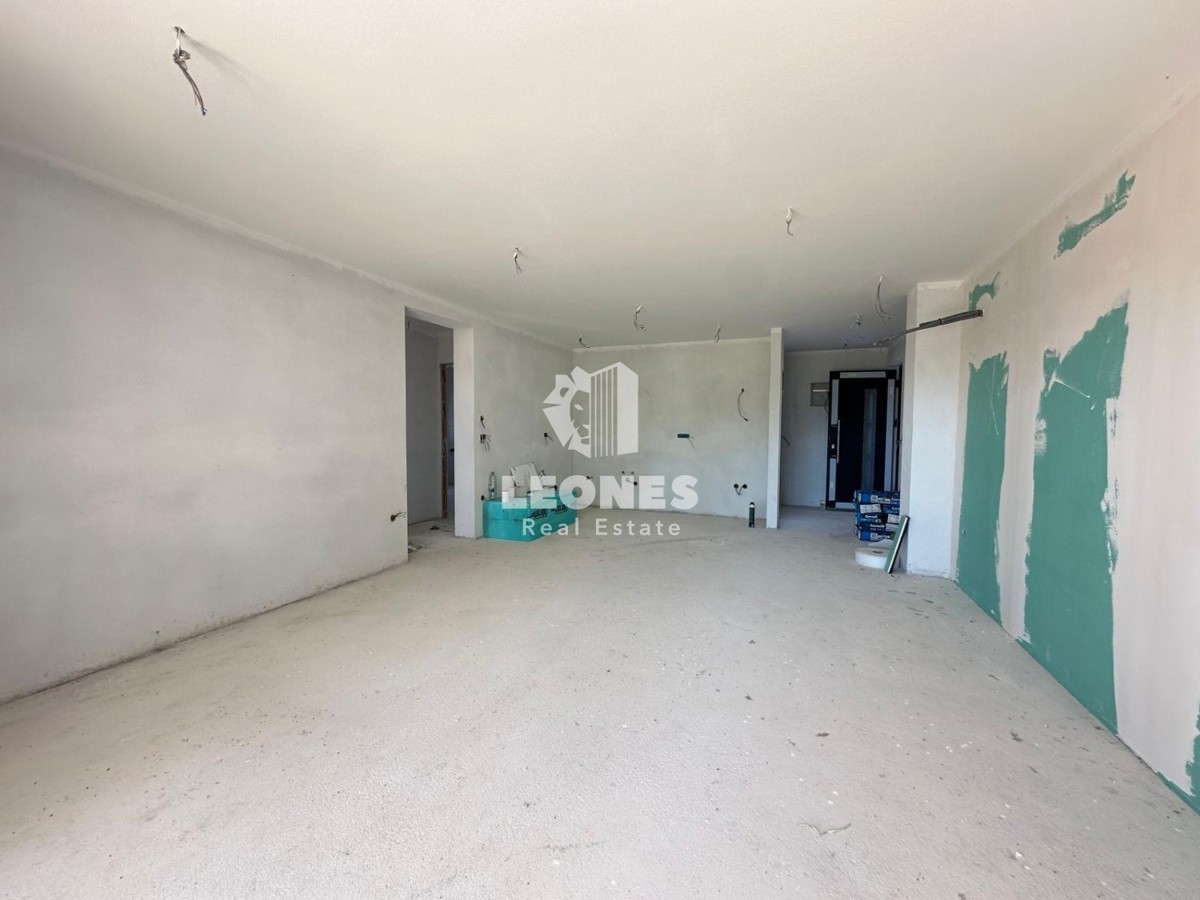 Novozgrajeno stanovanje z dvoriščem in veliko pokrito teraso v Novigradu