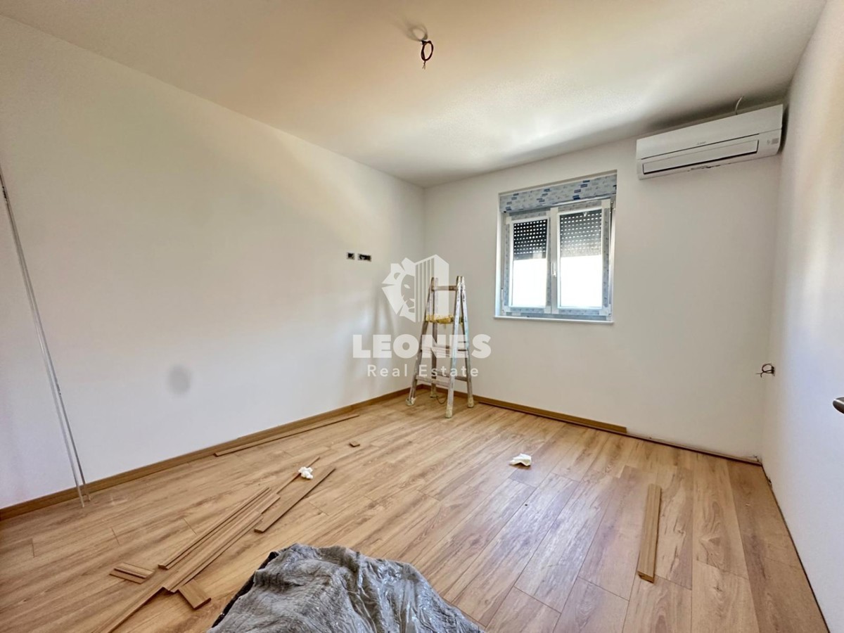 Novozgrajeno stanovanje s panoramskim pogledom na morje v Novigradu