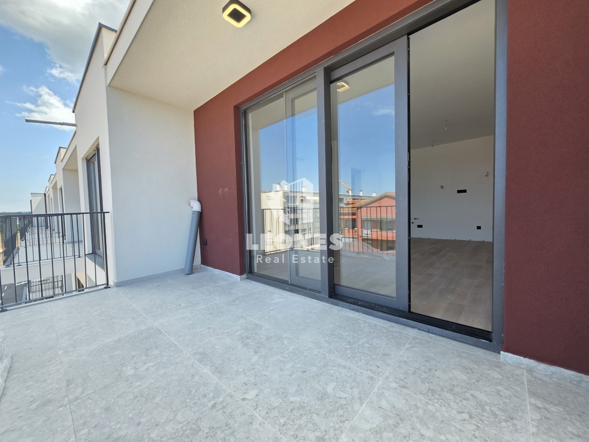 Stanovanje v tretjem nadstropju novogradnje v Umagu