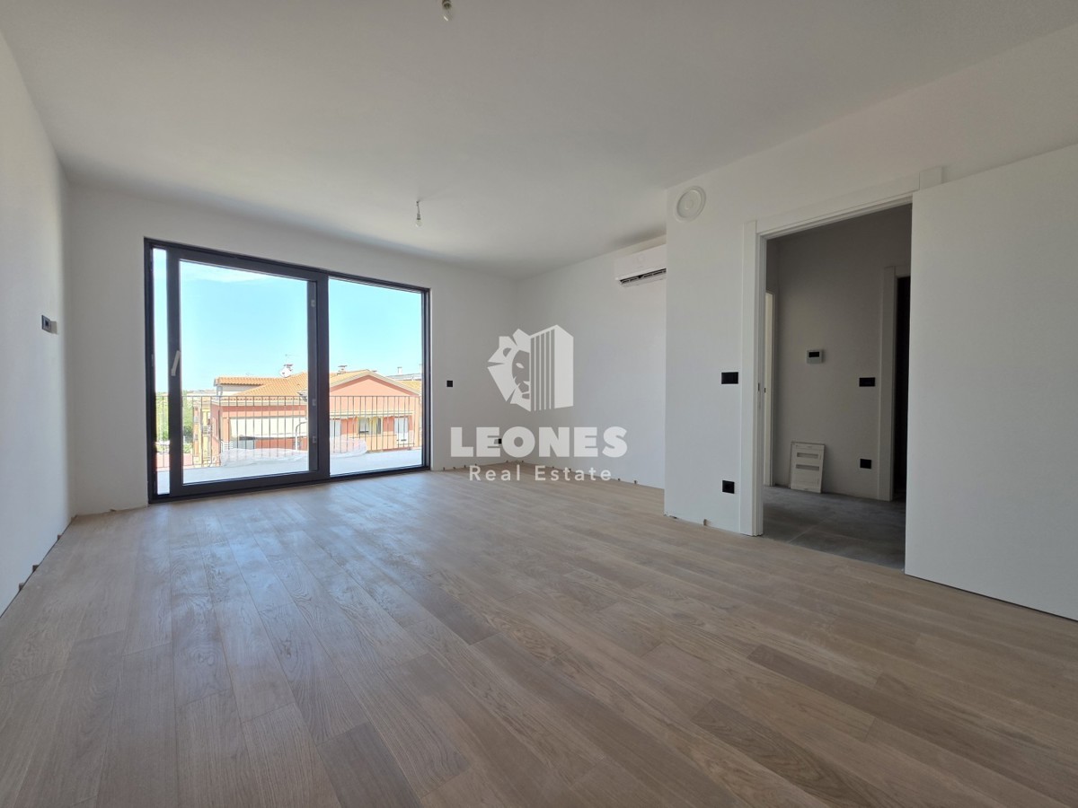 Stanovanje v tretjem nadstropju novogradnje v Umagu