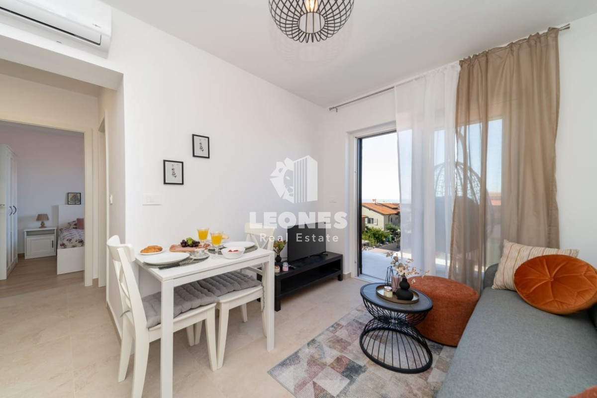 Apartma v Novigradu s pogledom na morje v bližini urejene plaže