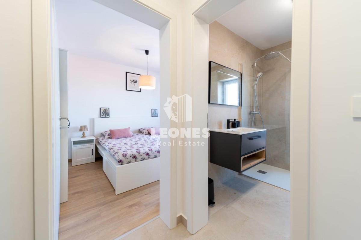 Apartma v Novigradu s pogledom na morje v bližini urejene plaže