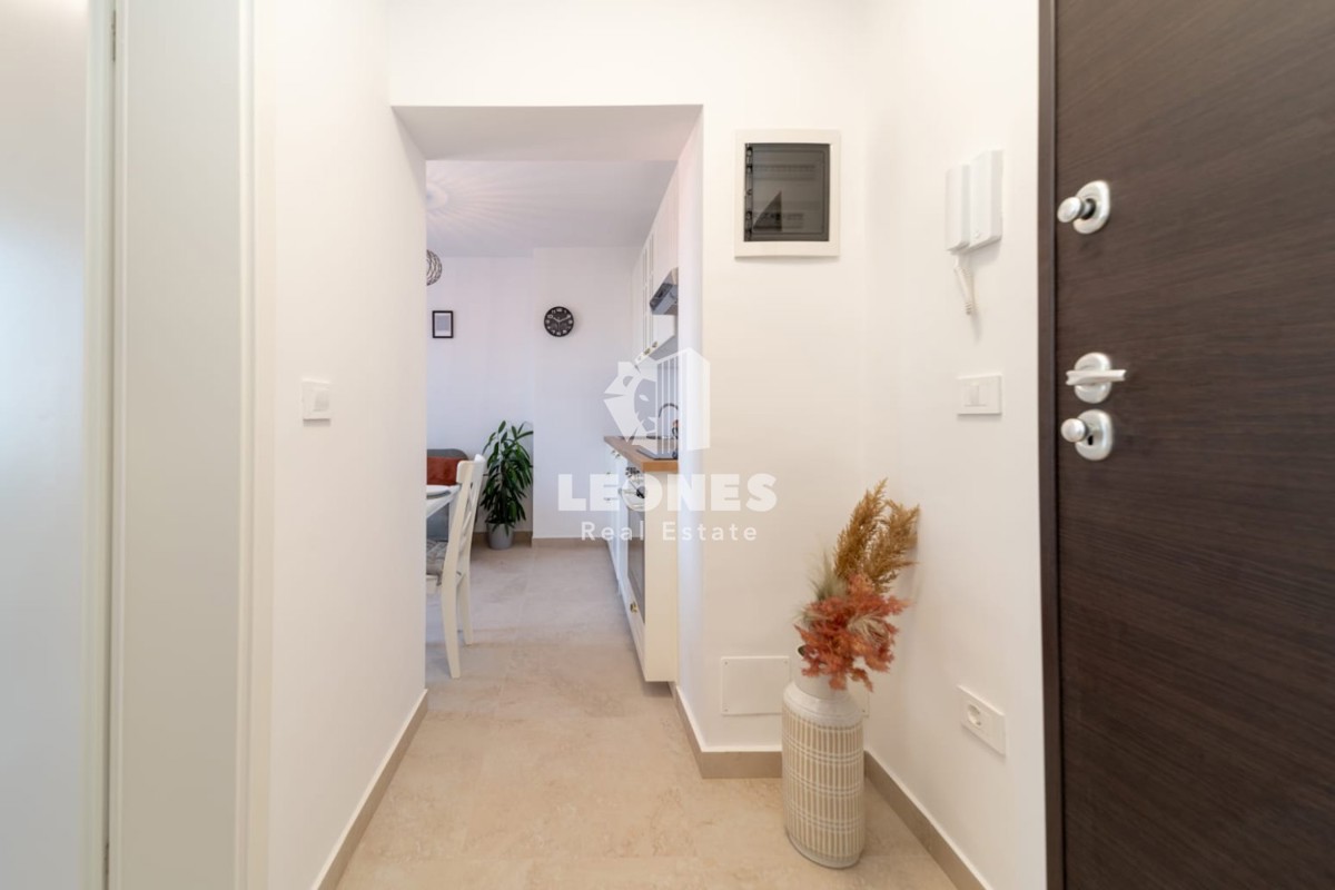 Apartma v Novigradu s pogledom na morje v bližini urejene plaže