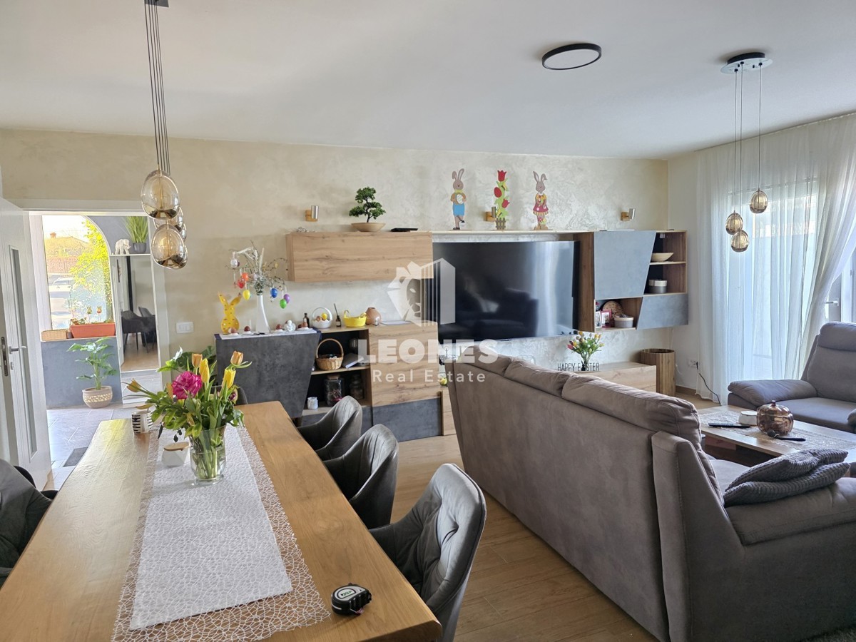 Hiša s tremi stanovanjskimi enotami v bližini Umaga