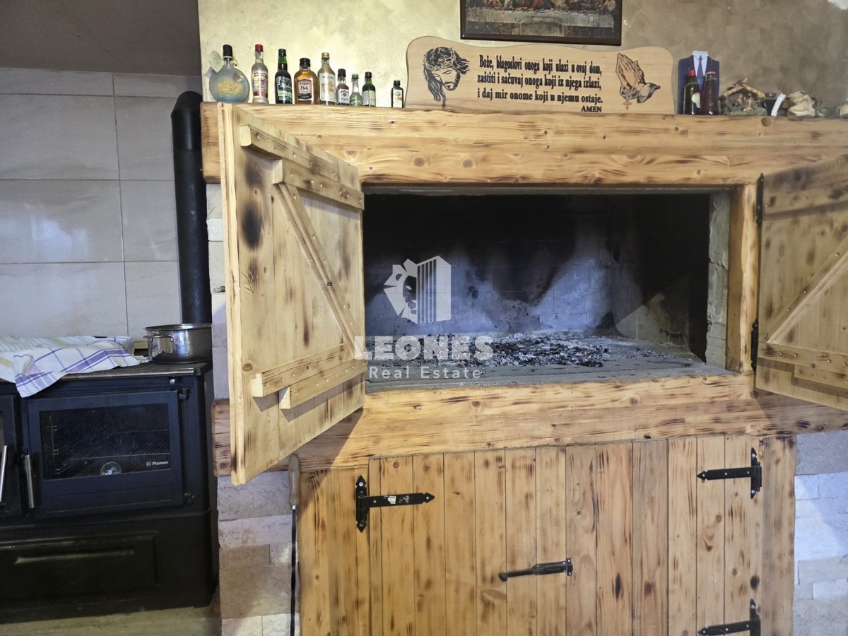 Hiša s tremi stanovanjskimi enotami v bližini Umaga