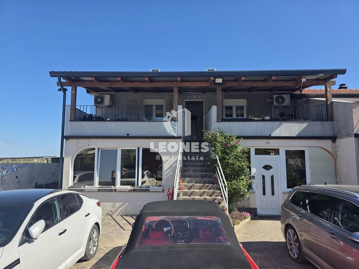 Hiša s tremi stanovanjskimi enotami v bližini Umaga