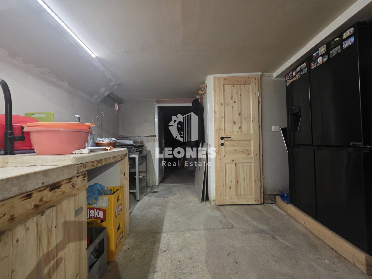 Hiša s tremi stanovanjskimi enotami v bližini Umaga