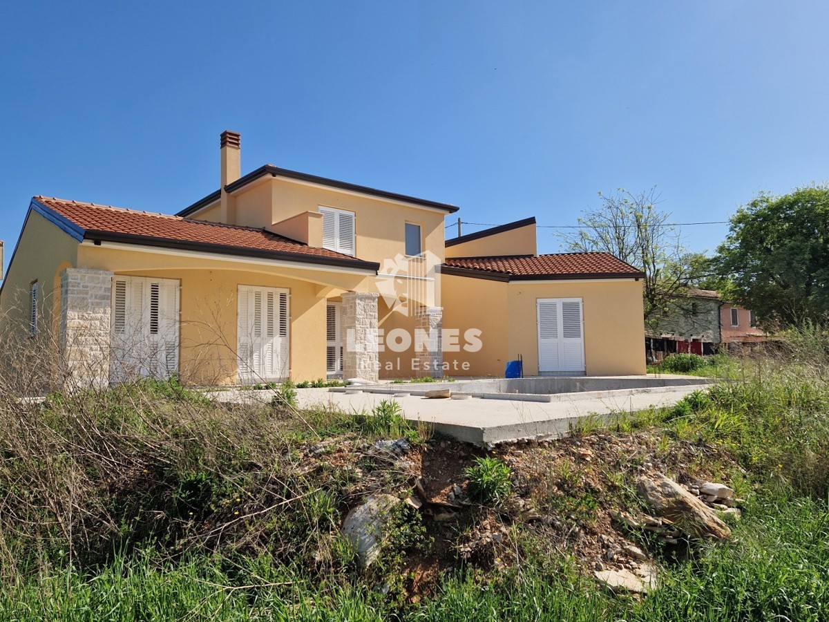 Samostojna hiša z bazenom v okolici Buja