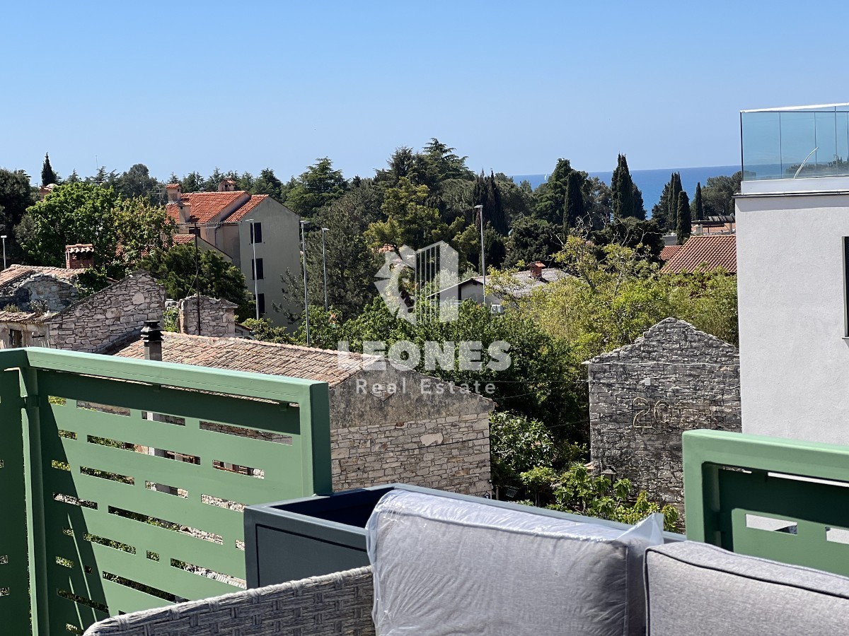 Apartma s pogledom na morje le 500 metrov od plaže v Novigradu