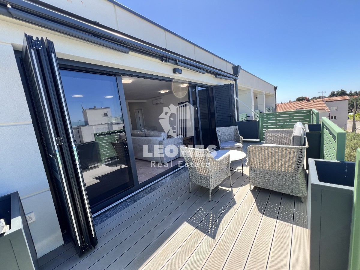 Apartma s pogledom na morje le 500 metrov od plaže v Novigradu