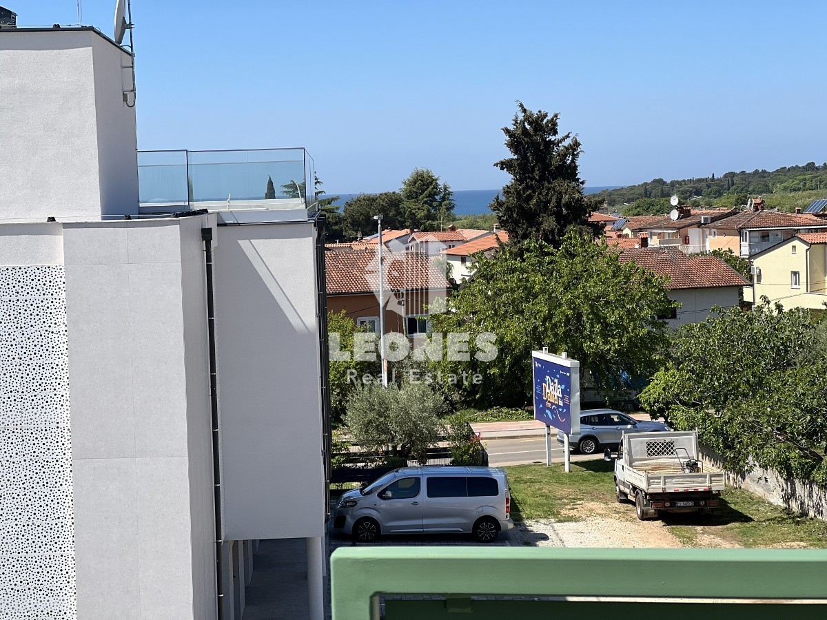Apartma s pogledom na morje le 500 metrov od plaže v Novigradu