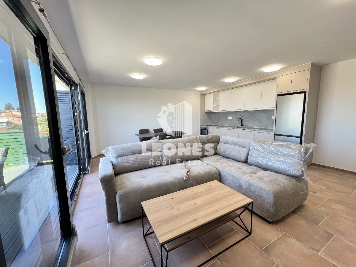 Apartma s pogledom na morje le 500 metrov od plaže v Novigradu