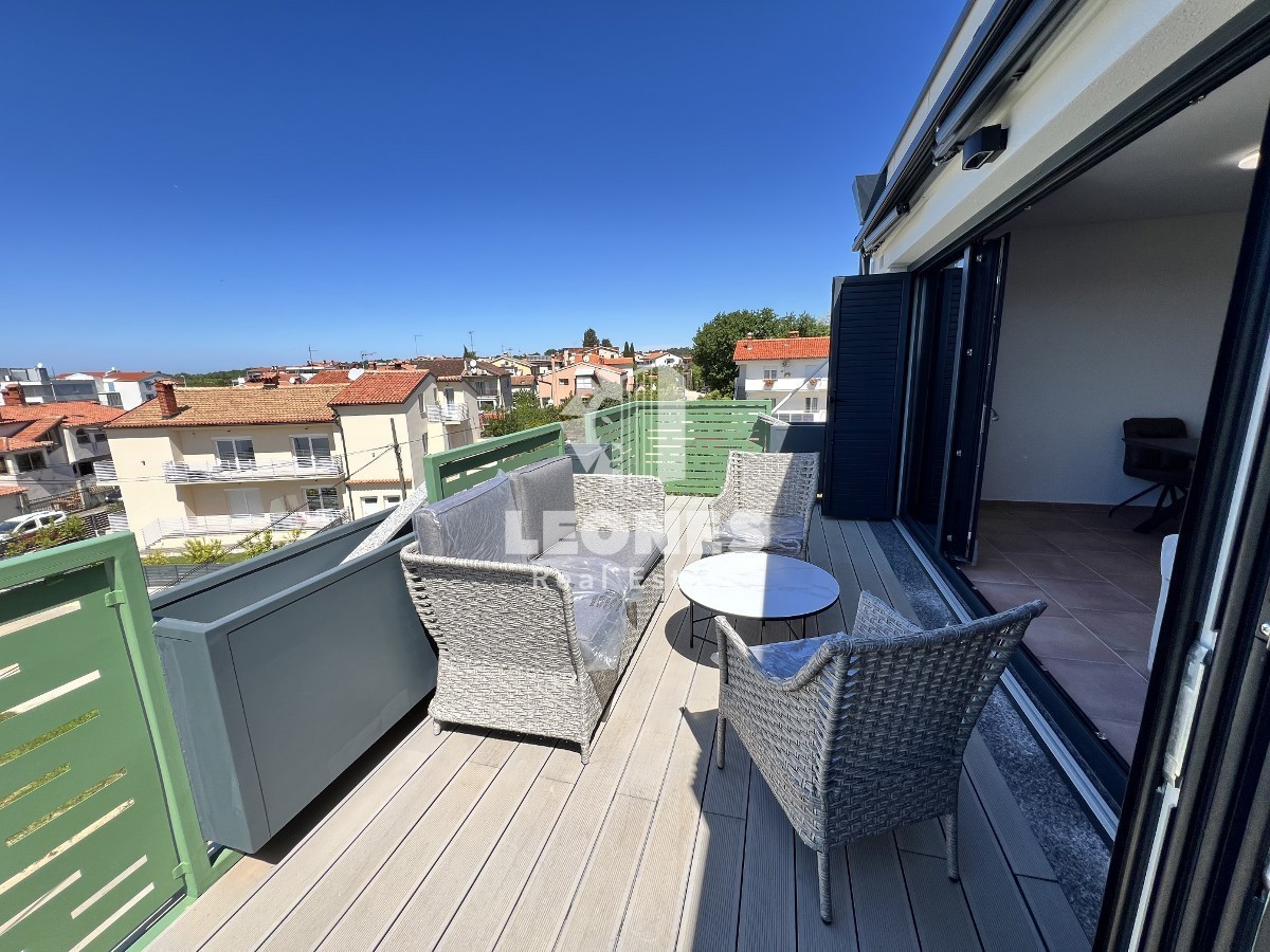 Apartma s pogledom na morje le 500 metrov od plaže v Novigradu