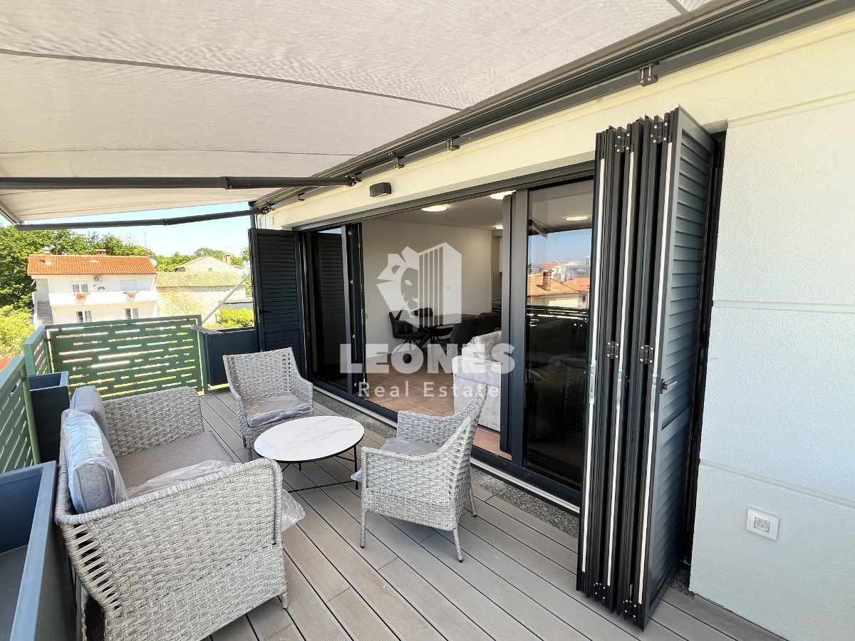 Apartma s pogledom na morje le 500 metrov od plaže v Novigradu
