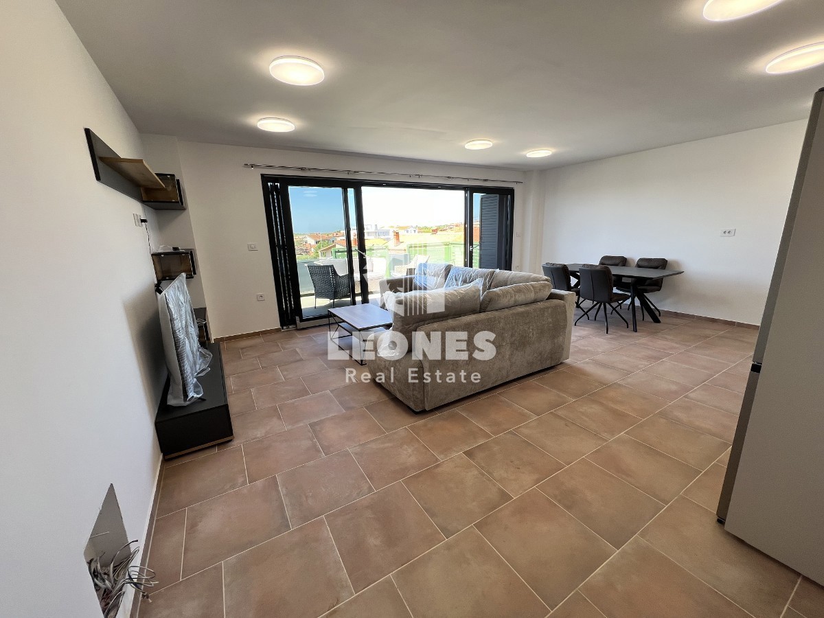 Apartma s pogledom na morje le 500 metrov od plaže v Novigradu