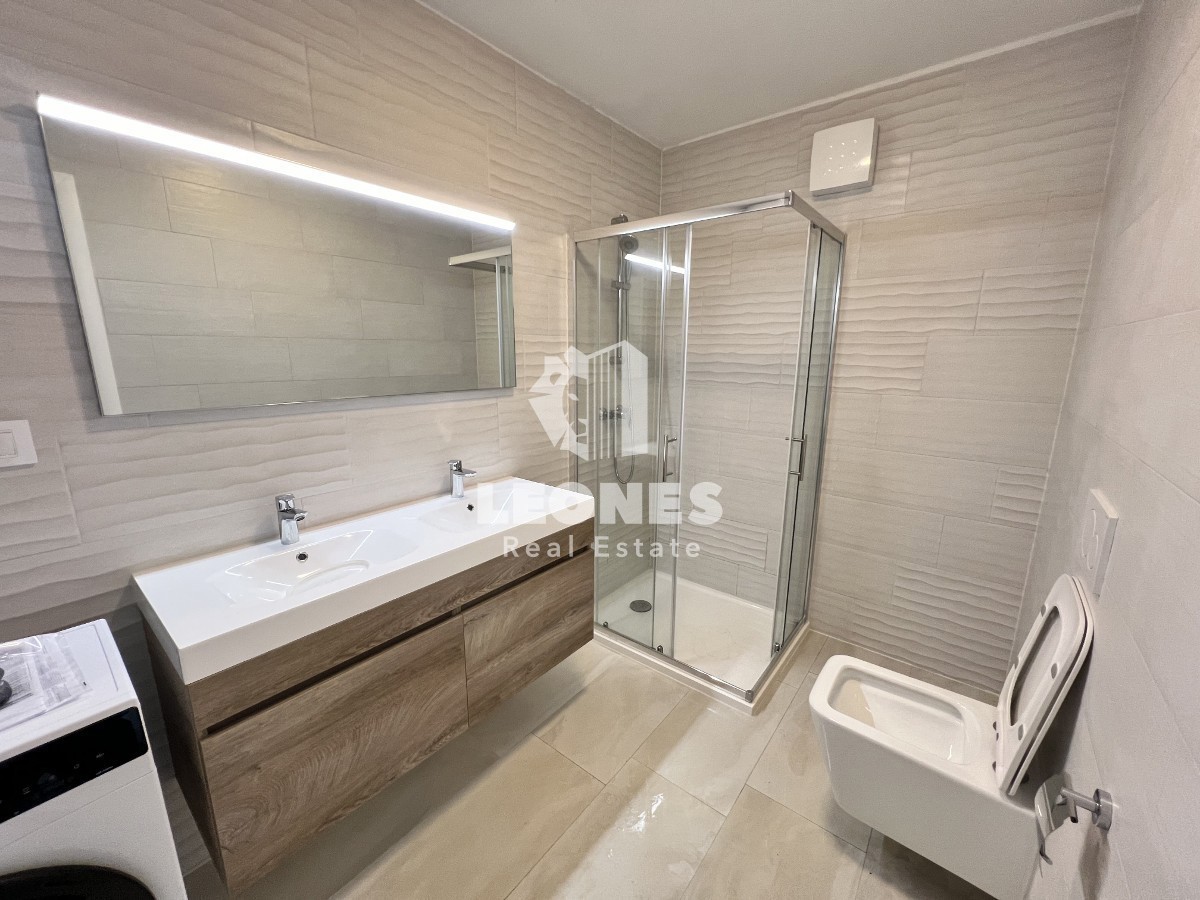Apartma s pogledom na morje le 500 metrov od plaže v Novigradu