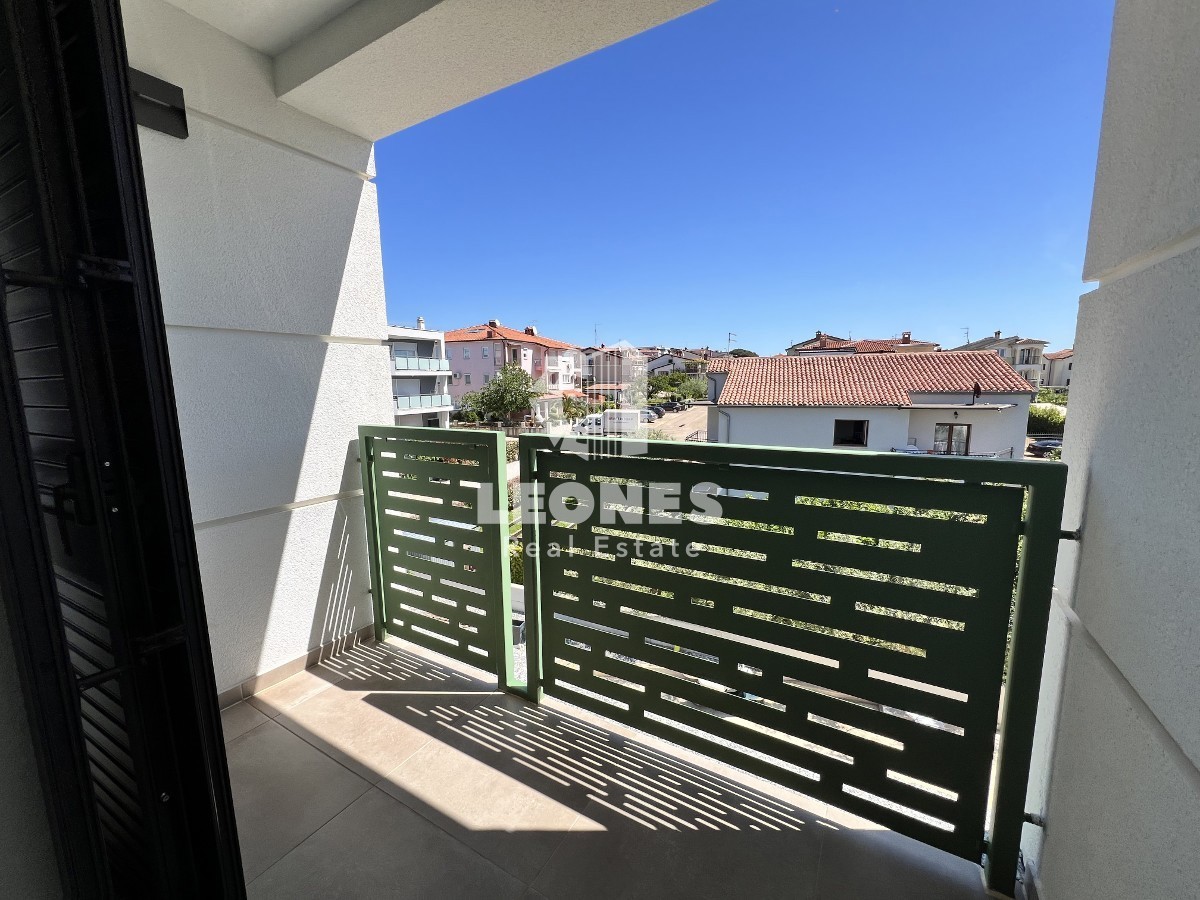 Apartma s pogledom na morje le 500 metrov od plaže v Novigradu