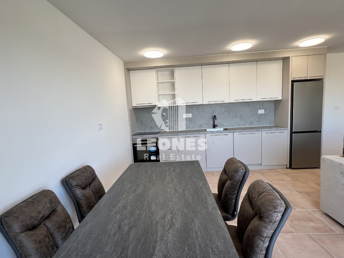 Apartma s pogledom na morje le 500 metrov od plaže v Novigradu