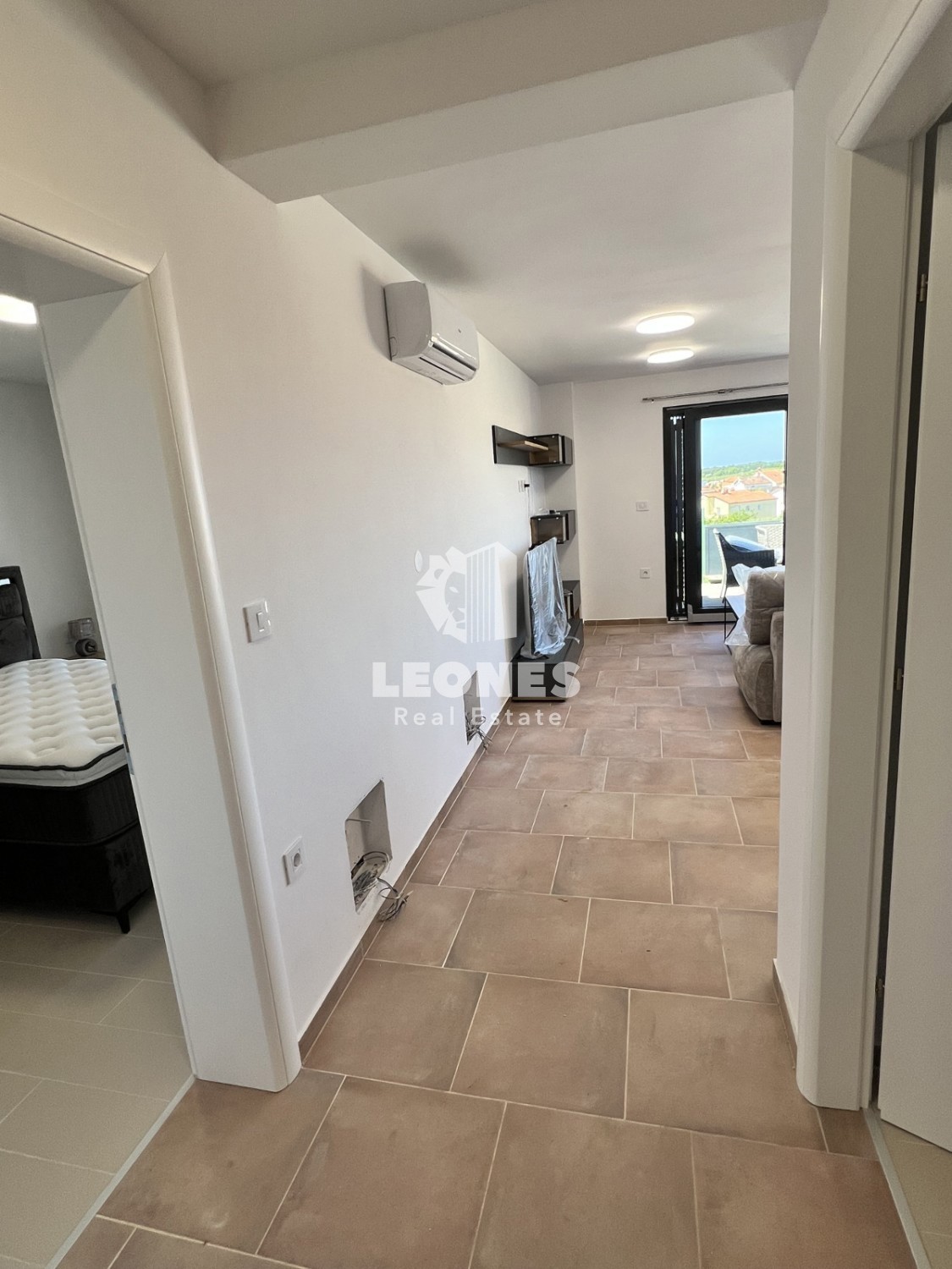 Apartma s pogledom na morje le 500 metrov od plaže v Novigradu