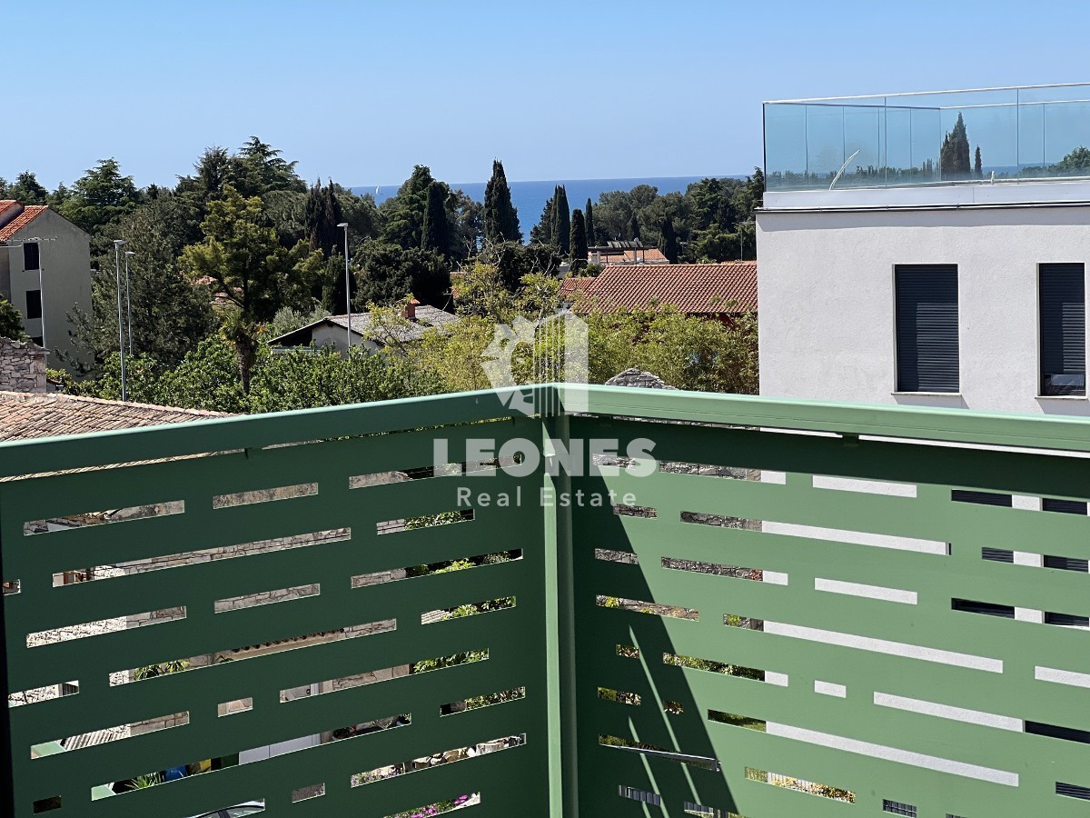 Apartma s pogledom na morje le 500 metrov od plaže v Novigradu