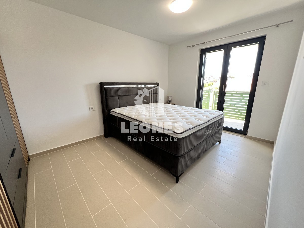 Apartma s pogledom na morje le 500 metrov od plaže v Novigradu