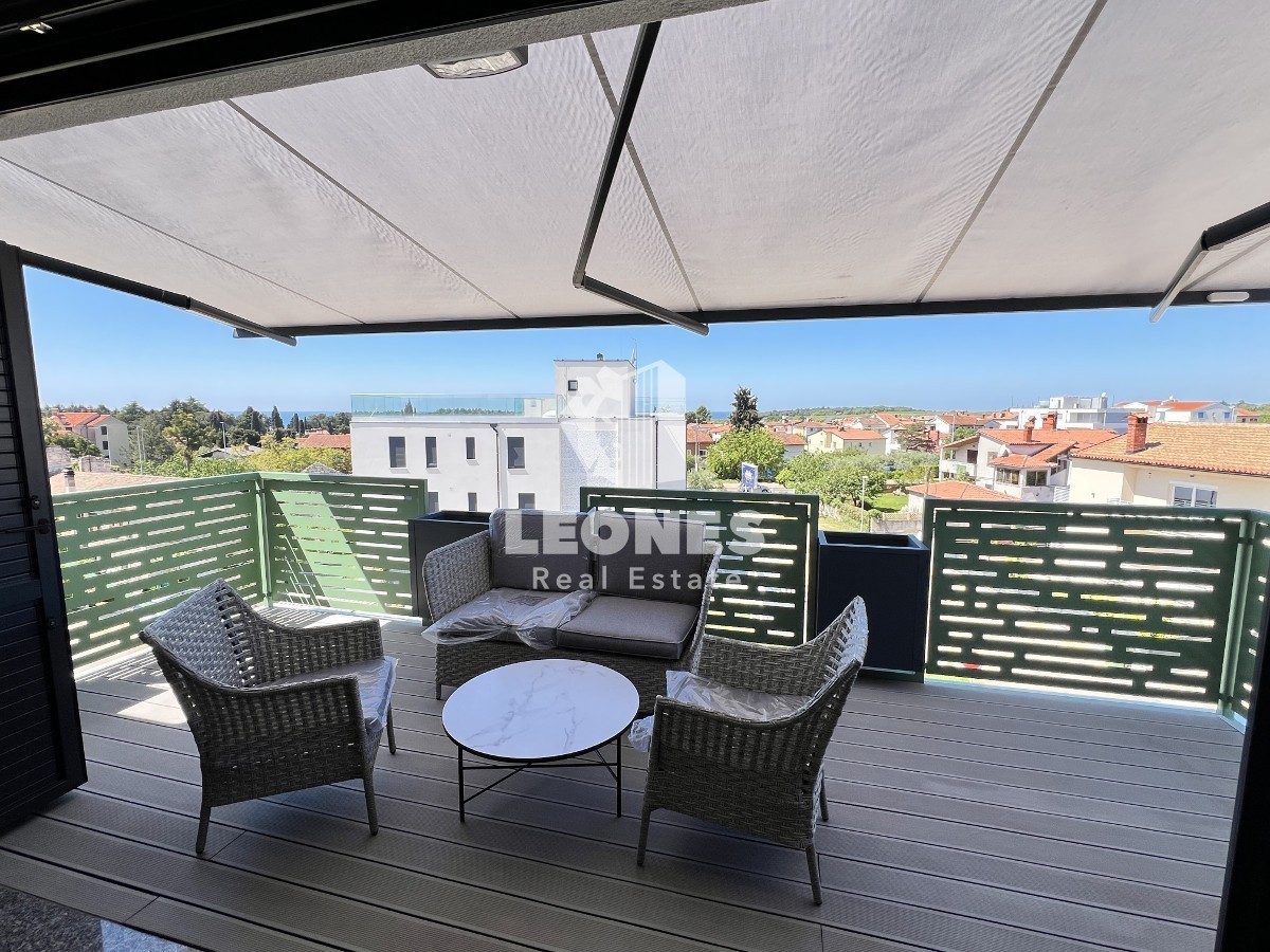 Apartma s pogledom na morje le 500 metrov od plaže v Novigradu
