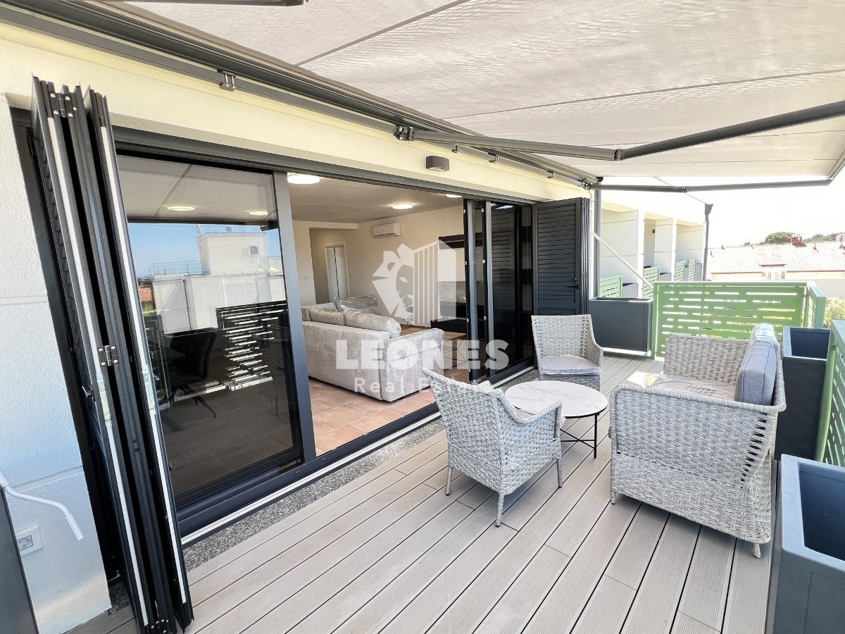 Apartma s pogledom na morje le 500 metrov od plaže v Novigradu