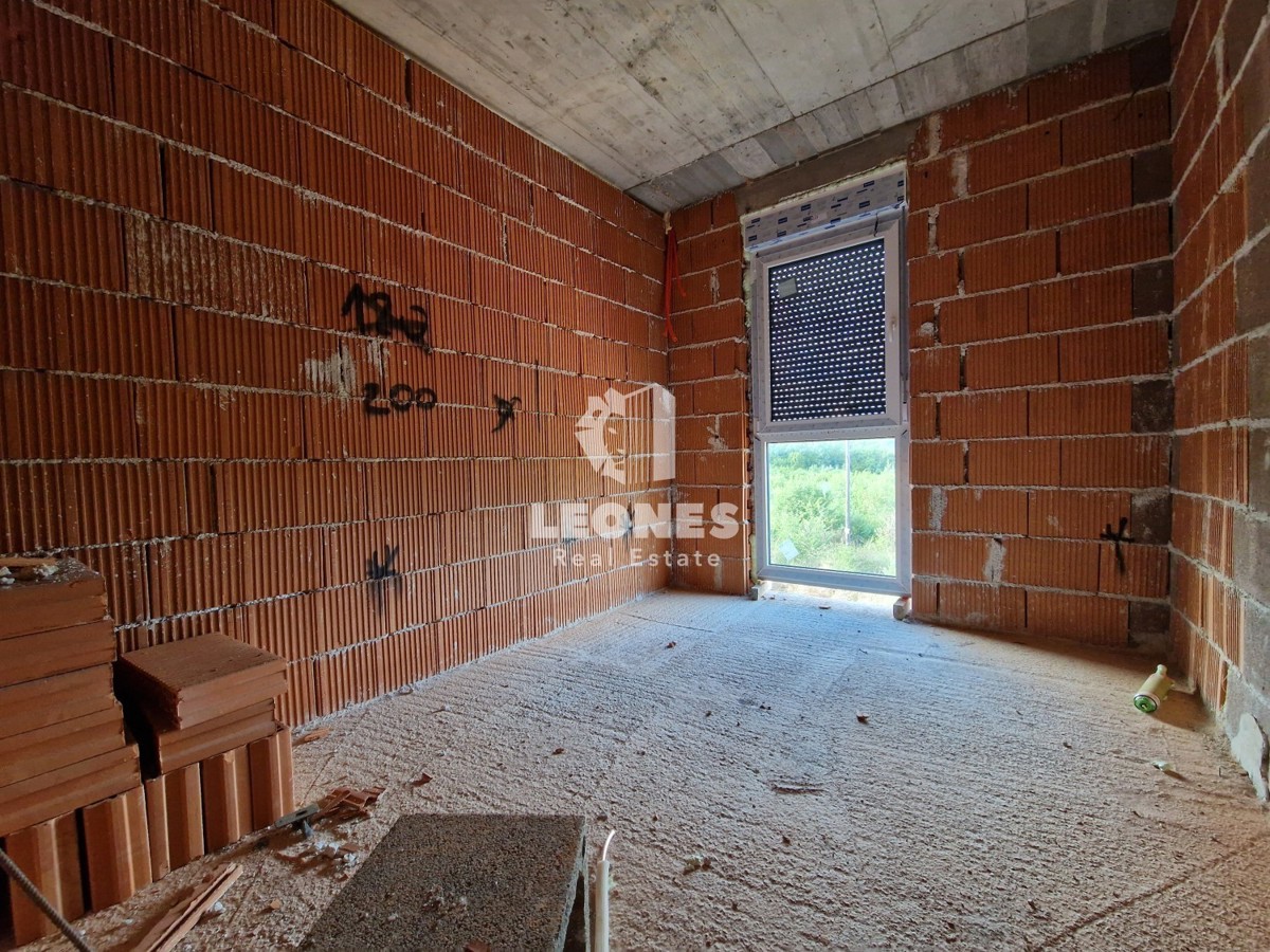 Dvojček hiša z bazenom v okolici Buja, Kaštel