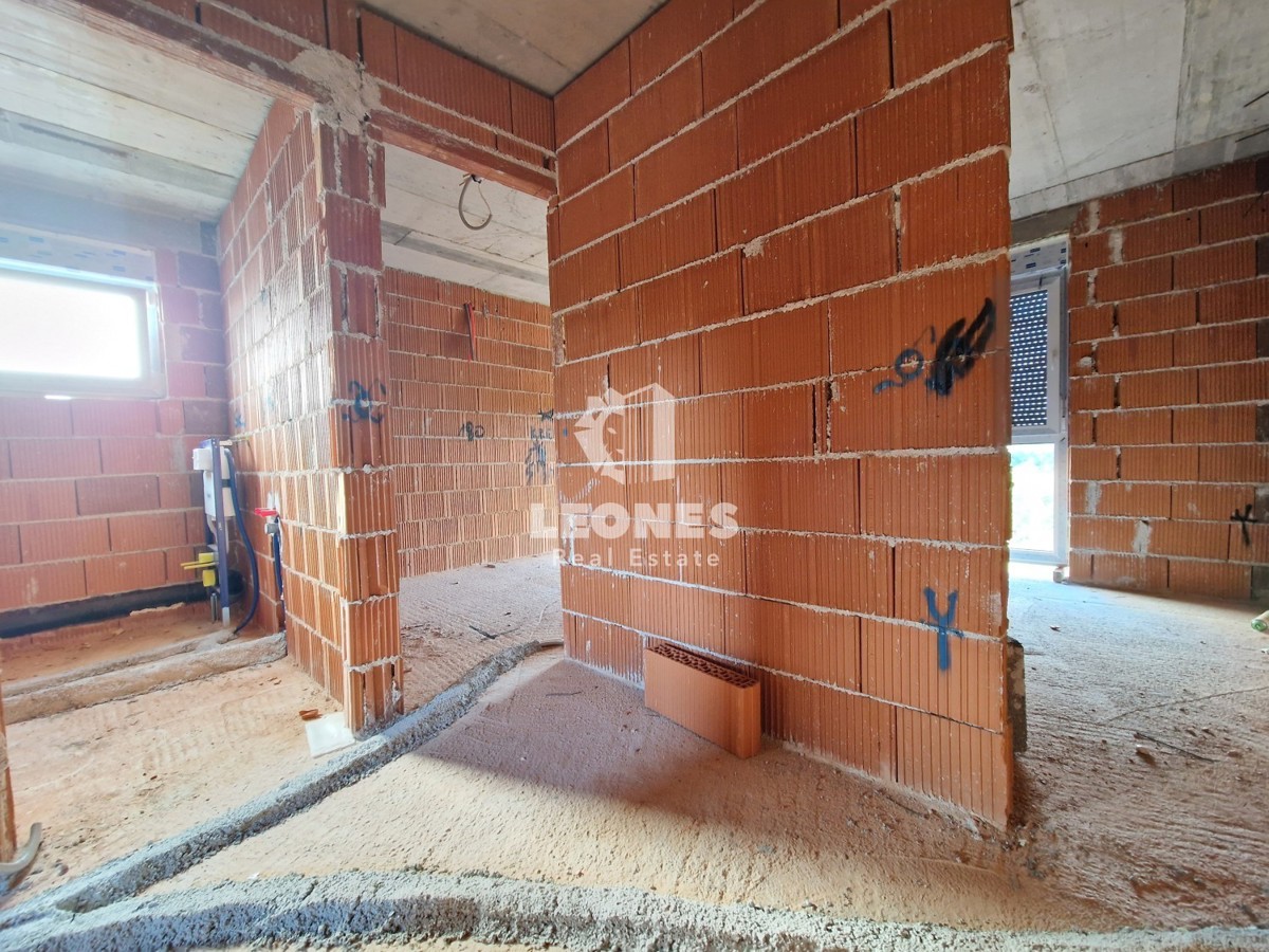 Dvojček hiša z bazenom v okolici Buja, Kaštel