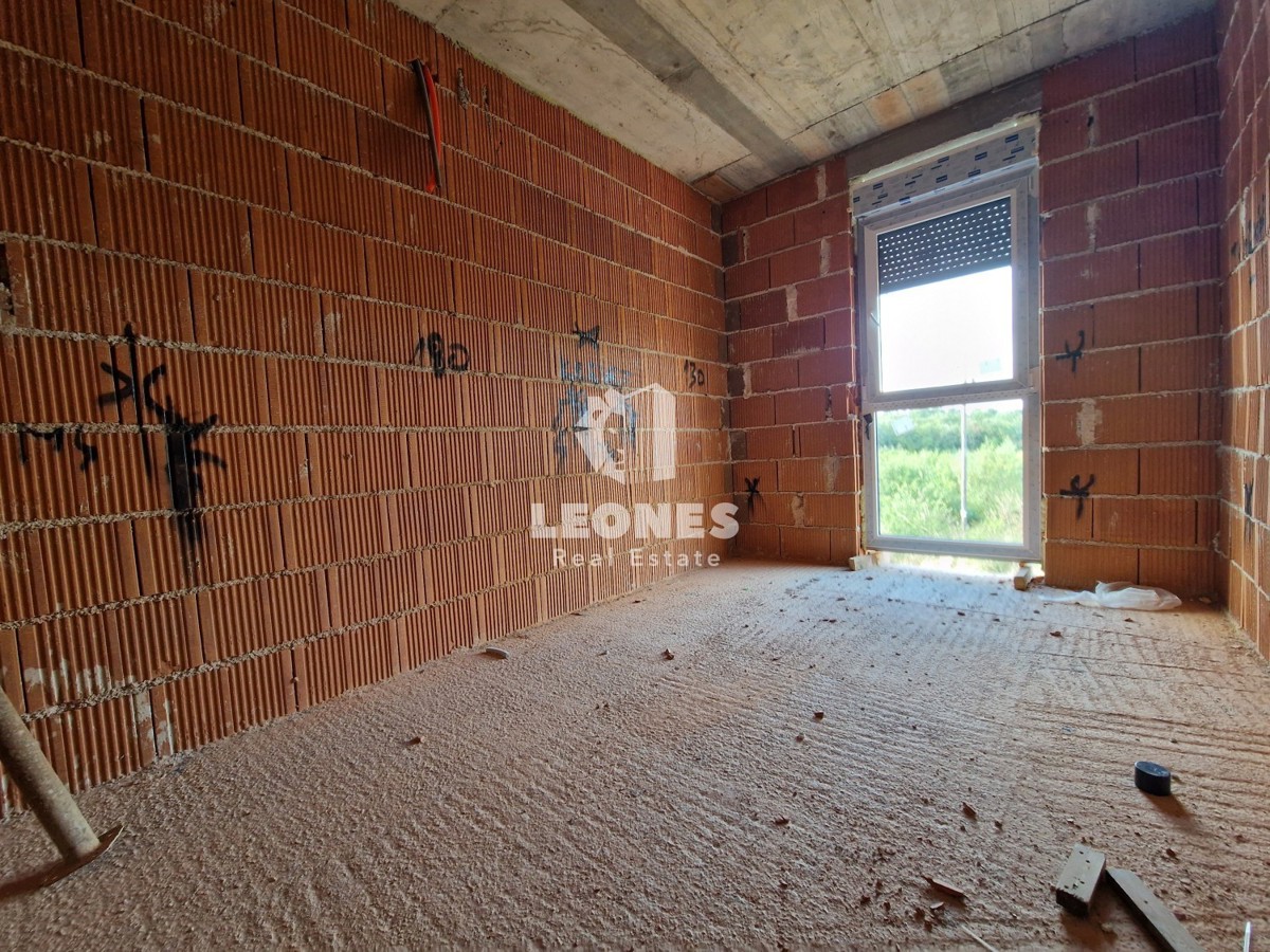Dvojček hiša z bazenom v okolici Buja, Kaštel