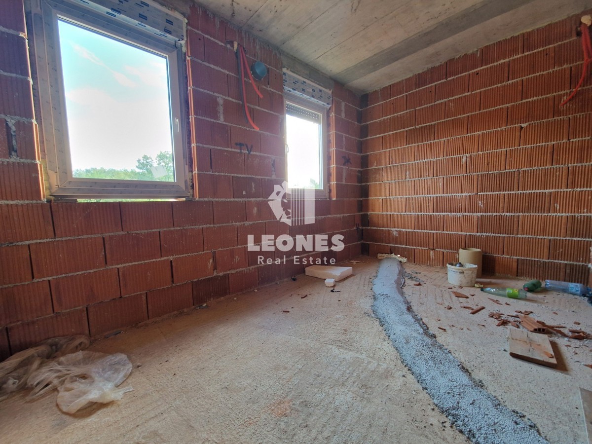 Dvojček hiša z bazenom v okolici Buja, Kaštel