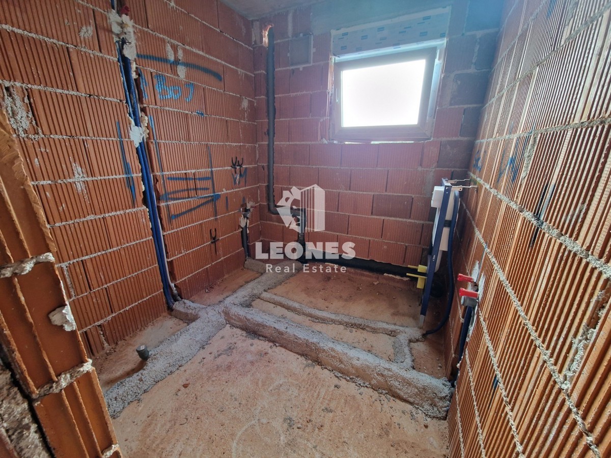 Dvojček hiša z bazenom v okolici Buja, Kaštel