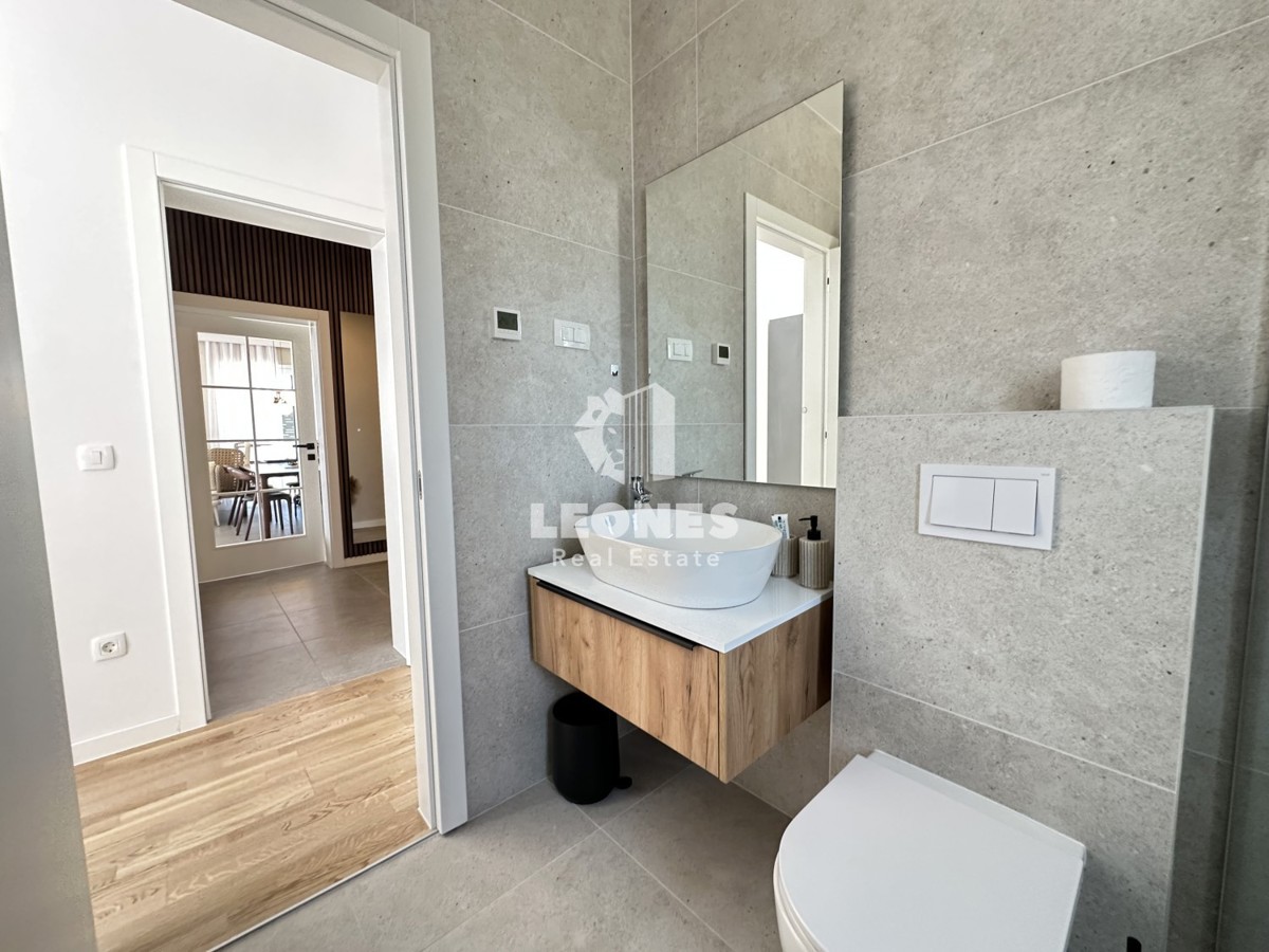 Kvalitetno dvoetažno stanovanje  z pogledom na morje in  bazenom v Taru