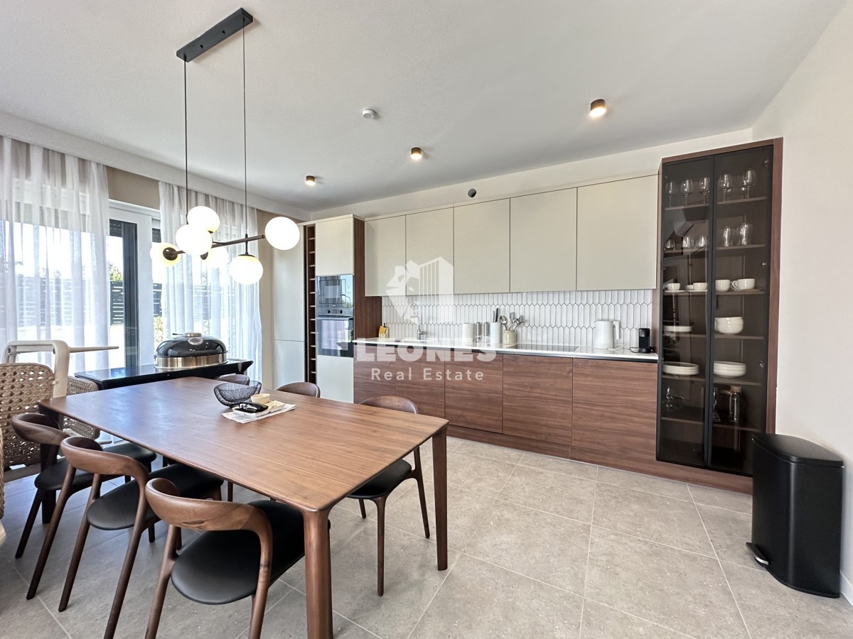 Kvalitetno dvoetažno stanovanje  z pogledom na morje in  bazenom v Taru