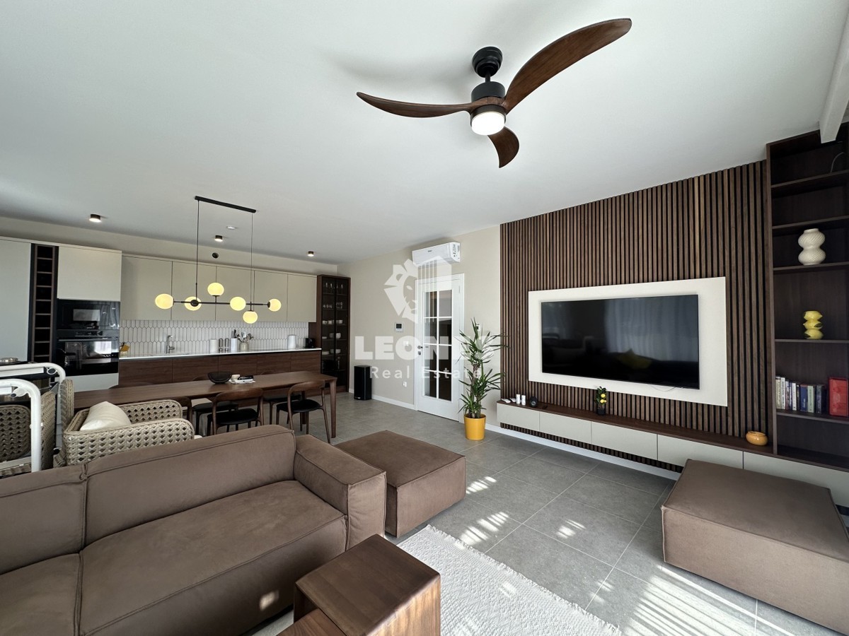 Kvalitetno dvoetažno stanovanje  z pogledom na morje in  bazenom v Taru