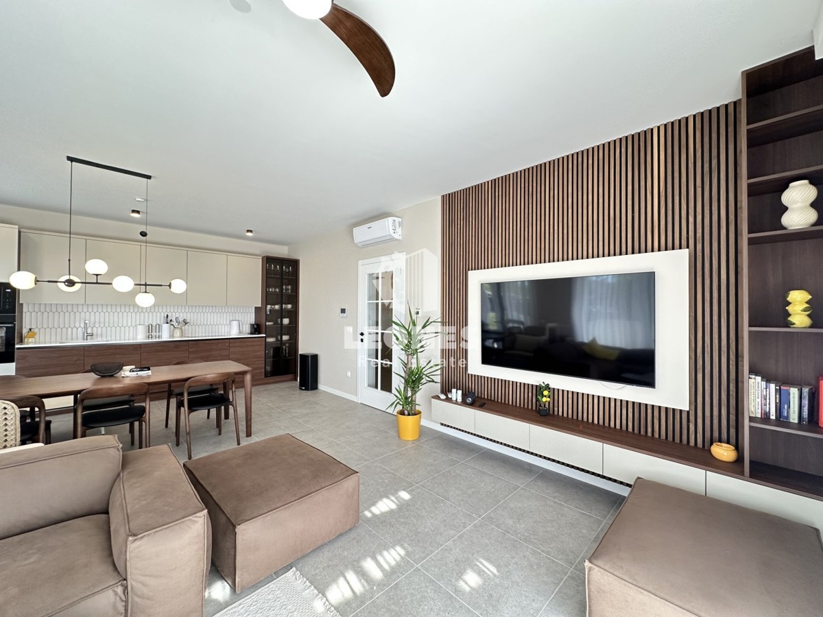 Kvalitetno dvoetažno stanovanje  z pogledom na morje in  bazenom v Taru