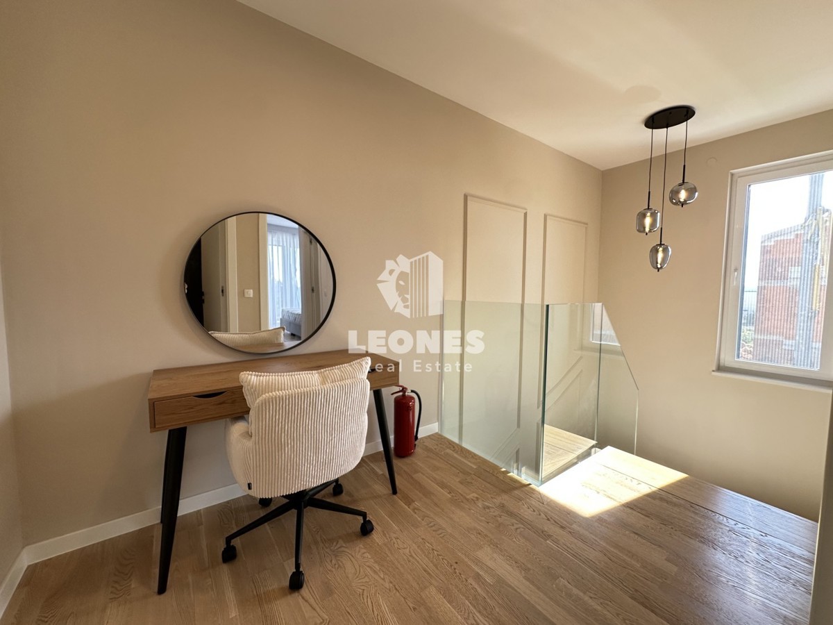 Kvalitetno dvoetažno stanovanje  z pogledom na morje in  bazenom v Taru